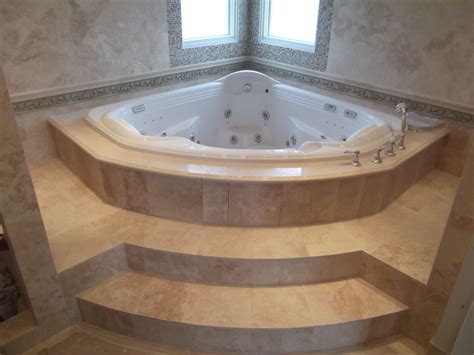 A Large Jacuzzi Tub In The Corner Of A Bathroom