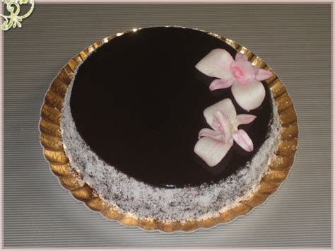 Tritare finemente il cioccolato e mischiarlo al caffè ancora caldo. Torta al cocco con glassa al cioccolato, delizia di ...