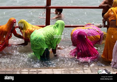 Las Mujeres Bañarse En El Río Ganges En La Tercera Shahi Snan Kumbh Mela En Har Ki Pauri
