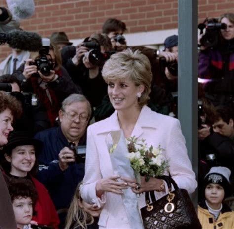 Prinzessin diana (✝36) bleibt unvergessen. Gedenken: Briten gedenken Prinzessin Diana an 20. Todestag ...