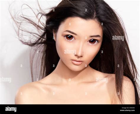 Beauty Portrait Eine Süße Junge Asiatin Gesicht Mit Grossen Augen Und Fliegenden Haare