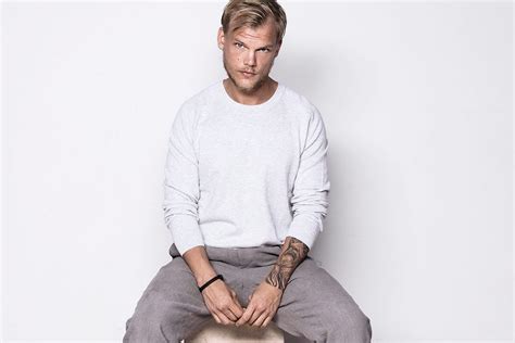 Avicii had only been producing a few months when his friends noticed that the productions were avicii started out with doing a remix of the theme music for the commodore 64 game 'lazy jones'. Pai de Avicii afirma que o suicídio do DJ foi acidental