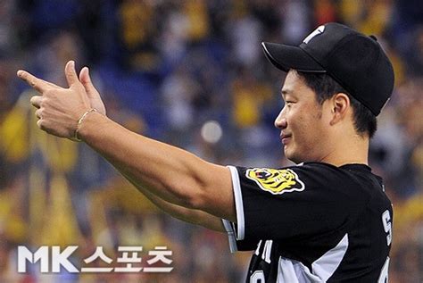 1999년생 우완투수 윤산흠은 진흥중과 영선고를 거쳐 2019년 두산 베어스 육성선수로 프로야구에 입단했다. 오승환 - 나무위키
