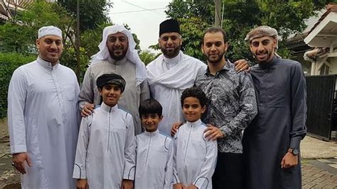Adik kandung syekh ali jaber, muhammad jaber, mengatakan syekh ali jaber akan dimakamkan di pesantren milik ustaz yusuf mansyur, yakni daarul quran, tangerang, banten. 6 Potret Syekh Ali Jaber yang Resmi Jadi Warga Negara ...