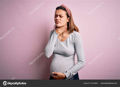 Joven Hermosa Adolescente Embarazada Esperando Bebé Sobre Fondo Rosa Aislado Fotografía De