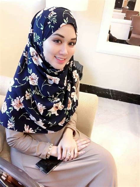 Pin Oleh Binsalam Di Hijab Cantik Di 2020 Gaya Hijab Selebriti Wanita Cantik