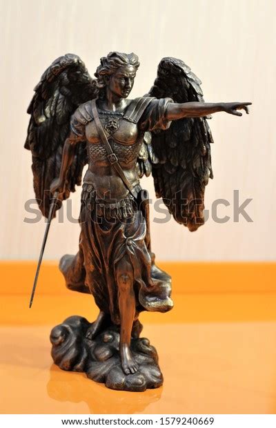 Bronze Sculpture Archangel Michael Wings Sword Foto Stock 1579240669