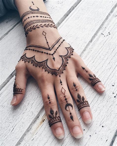 Easy Henna Tattoo Designs For Hands ~ Simple Henna Hand And Wrist