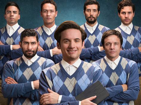 Ha sido tan exitoso, que netflix decidió darle su propia serie: La balada de Hugo Sánchez, spin off de Club de Cuervos ...