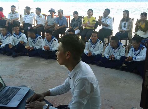 Bức ảnh chụp lại khoảnh khắc cặp đôi đang ở trên ô tô và cùng dùng gối kê tiền vệ lương xuân trường sắp cưới vợ tiền vệ đội tuyển việt nam dự định làm lễ ăn hỏi vào ngày 9/4 tới và lễ cưới sẽ diễn ra vào tháng 6/2021, sau. Chuyến tàu nặng tình cá nước - Bài 4: 'Thương nhớ sao vơi ...