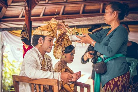 Bali Indonesia April 13 2018 Newlyweds On Balinese Wedding