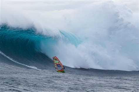 Pedra branca island is australia's southern most national park. Tasmania: Alastair Mcleod cavalca onde gigantesche