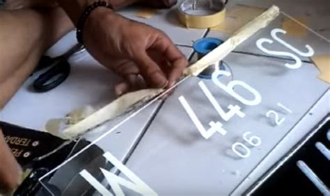 Sering kali ditemukan bahwa stiker yang terlalu lama melekat di laptop menjadi rusak namun menempel terlalu kuat sehingga sangat sulit untuk dihilangkan. Kita Bahas Rahasia Membuat Plat Nomor Kendaraan Akrilik Nyala Angka dan Huruf - Ruanganbaca