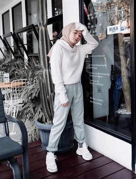 Nah, berikut ini ada 10 inspirasi ootd celana baggy pants yang bisa kamu jadikan referensi. OOTD Celana Baggy Pants Bagi Kamu yang Berhijab