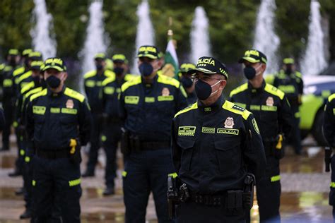 La Policía Nacional De Colombia Estrena Uniforme Azul Segurilatam