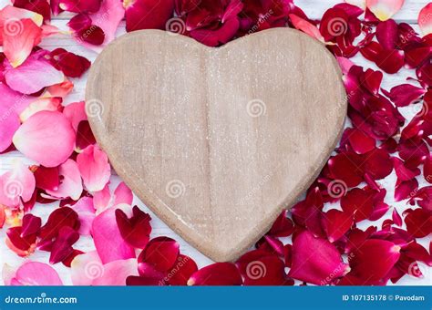 Heart Of Red Roses Stock Photography 42799892
