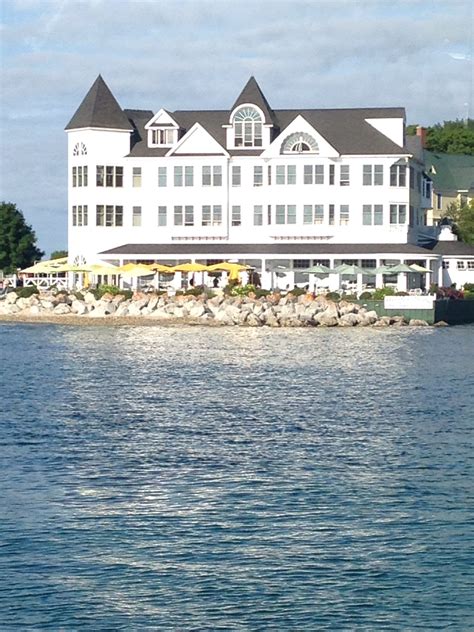 Otelin konumu hotel iroquois, mackinac island merkezinde, haunted theatre ile birkaç adım ve biddle house ile birkaç dakika mesafede misafirlerimize hizmet vermektedir. Iroquois Hotel | Mackinac island, Iroquois hotel, Lake michigan