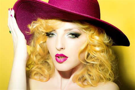 一位美丽性感的年轻复古金发女郎的肖像卷发红色嘴唇圆粉色帽子黄色背景水平图片在工作室中向前看素材 高清图片 摄影照片 寻图免费打包下载