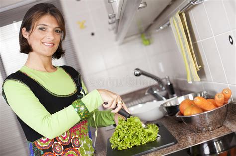 Mujer En La Cocina Que Hace El Alimento Feliz Imagen De Archivo