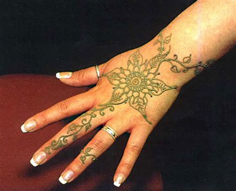 Very artistic, i wonder if they will catch on in the west. hand design | Henna tattoo temporary, Hand tattoo images ...