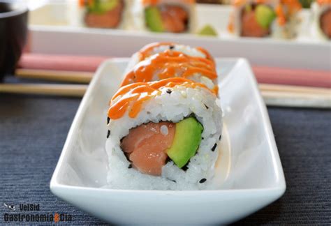 Try making it at home with this simple recipe using fresh crab meat, sushi rice, nori, and creamy avocado! California roll de salmón con mayonesa picante ...