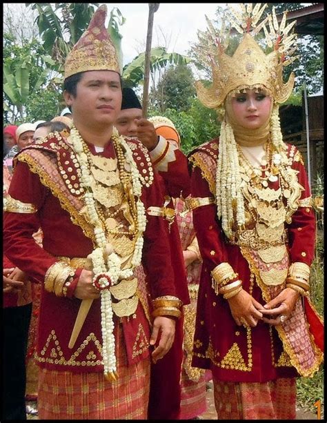 Dalam gaya berpakaian, masyarakat suku sunda mengenal beberapa jenis baju adat yang didasarkan pada fungsi, umur, atau untuk keperluan upacara adat perkawinan, para pengantin adat sunda akan mengenakan pakaian khusus yang dinamai pakaian pengantin. INDONESIA LOVERS: Lampung