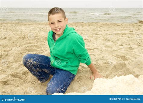 Ragazzo Che Gioca In Sabbia Sulla Spiaggia Costa Di Mare Nordica Fotografia Stock Immagine Di