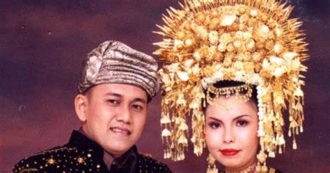 Kota ini sudah terkenal hingga di kancah internasional loh, berkat hasil dari masakan. Pakaian Adat Minang Kabau dan Penjelasannya