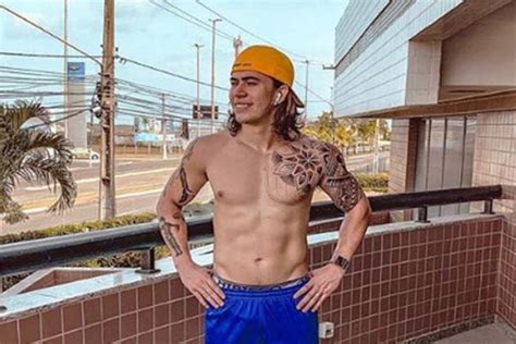 Winderson pediu orações nas redes sociais neste fim de se. Whindersson Nunes publica foto sem camisa e detalhe chama ...