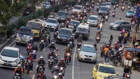 Buku hukum lalu lintas dan jalan merupakan buku yang dibuat sendiri oleh saya kurniawan tri wibowo, sh. Tilang Buat Motor dan Angkot yang Masuk Jalur Cepat Jalan ...