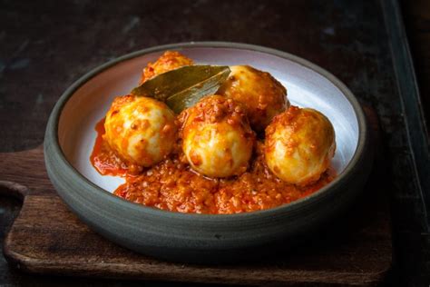 Eieren in pittige saus sambal goreng telor