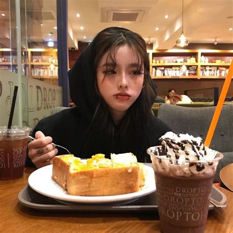 ᴘɪɴᴛᴇʀᴇsᴛ ᴄʜᴀʀᴍsᴘᴇᴀᴋғʀᴇᴀᴋ Ulzzang Girl Eating Korean Girl Eating