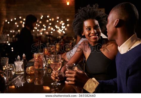 Un Couple Dégustant La Nuit Au Photo De Stock Modifiable 365582660