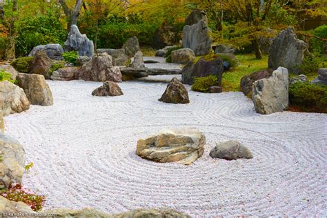 Ein zen garten ist im prinzip nichts anderes als ein trockengarten, der bis auf die ausnahme von moos ganz ohne grünpflanzen auskommt. Zen-Garten - das kleine Paradies für Zuhause | japanwelt.de