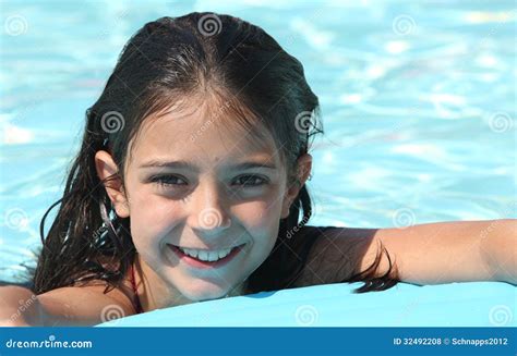 Chica Joven Bonita En Una Piscina Foto De Archivo Imagen De Aire