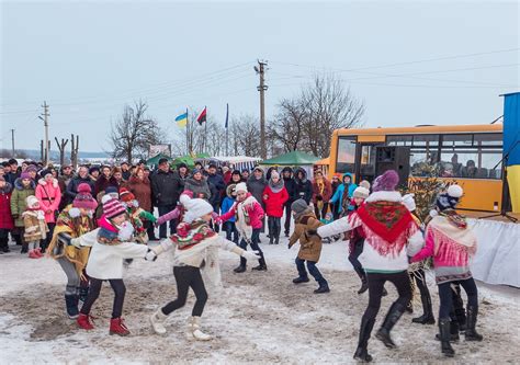 Золотую кодільніцю котіте всі люди і вам христос буде, на стіл свічку ставте, а мені(нам) п'ятак дайте. Бібліотека - філіал села Улашківці: МАЛАНКА ХОДИЛА, ВАСИЛЬКА ПРОСИЛА…