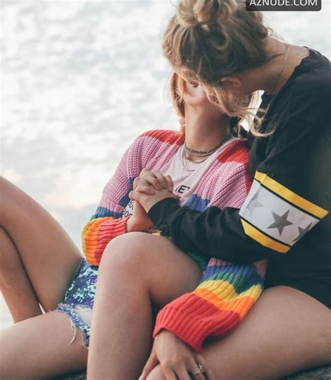 贝拉索恩Bella Thorne和塔娜蒙戈Tana Mongeau女同性恋之吻在夏威夷 AZNude 名人 七月 2022