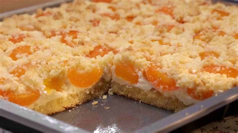 Dieser lecker fruchtige Quark -Streusel-Kuchen mit Obst ist in weniger