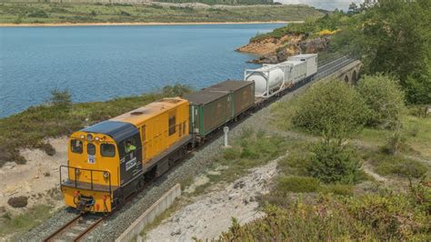 A partir de espinosa de los monteros el ferrocarril se aloja en la ladera meridional de los montes del somo, donde la vegetación es vigorosa y en 1963 y después de varios ejercicios desastrosos, la compañía presenta el plan de modernización del ferrocarril de la robla que incluía la adquisición. Tren herbicida regando el Ferrocarril de la Robla - YouTube