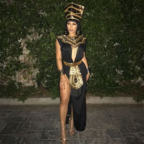a imagem pode conter 1 pessoa fantasias femininas fantasia de cleópatra moda egípcia