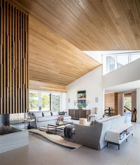 deckenverkleidung holz wand wohnzimmer feuerstelle polstermöbel grau
