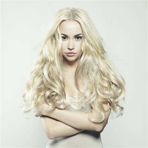 młoda piękna kobieta moda portret seksowna blondynka kędzierzawa fryzura zdjęcie stock obraz