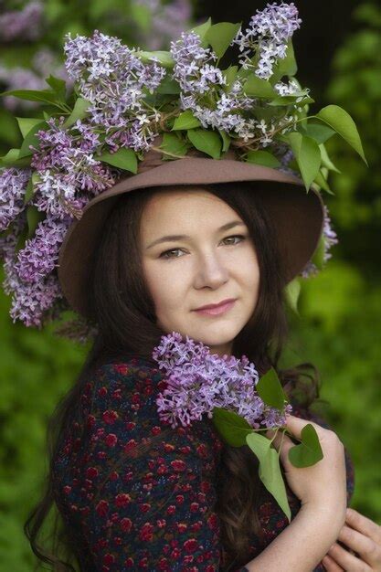 Premium Photo Young Beautiful Woman In A Hat Stands In Front Of A