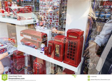 Dopo aver composto questo numero a tariffazione speciale sarà possibile chiamare la cabina desiderata digitando il numero del telefono pubblico che si vuole chiamare. Ricordi Di Londra, Dello Shopwindow, Cabine Telefoniche ...