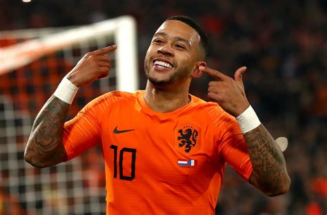 Memphis depay nasce il 13 febbraio 1994 da padre ghanese, dennis depay, e madre olandese, cora schensema, a moordrecht nell'olanda meridionale.il rapporto fra il padre e la madre è sempre stato burrascoso, e quando memphis aveva 4 anni il padre decise di abbandonarli. Memphis Depay agrees personal terms with Barcelona