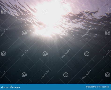 Rayo De Sol En La Superficie Del Mar Imagen De Archivo Imagen De Cubo