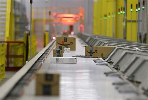 Amazon Showcases New Fulfillment Center In Houston Houston Chronicle