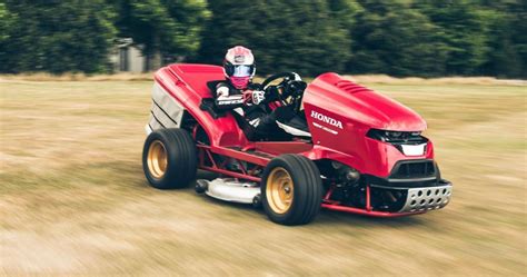 Nah, untuk jenis dari mesin pemotong rumput ini sendiri sangan beragam loh. Wow! Mesin Pemotong Rumput Ini Bisa Digeber 240 Km/jam - Uzone
