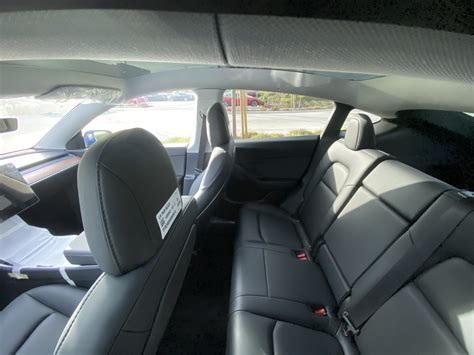 15 das fahrzeug soll in 2,1 s auf 100 km/h beschleunigen und eine. Up close look at the new Tesla Model Y interior - Tesla in ...