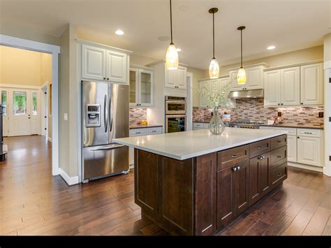 The finest maple wood is sanded until smooth and finish_prefinished;cabinet type_full kitchen;wood_maple; Pin by abc kitchens on Creme Maple Glazed Cabinets ...